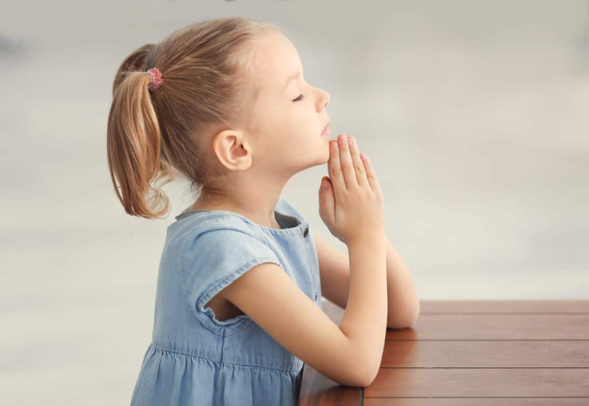 A young girl is praying.