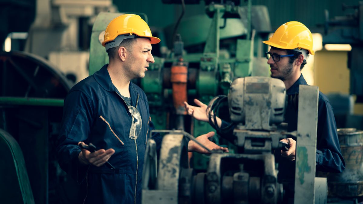 Two workers discussing a topic.