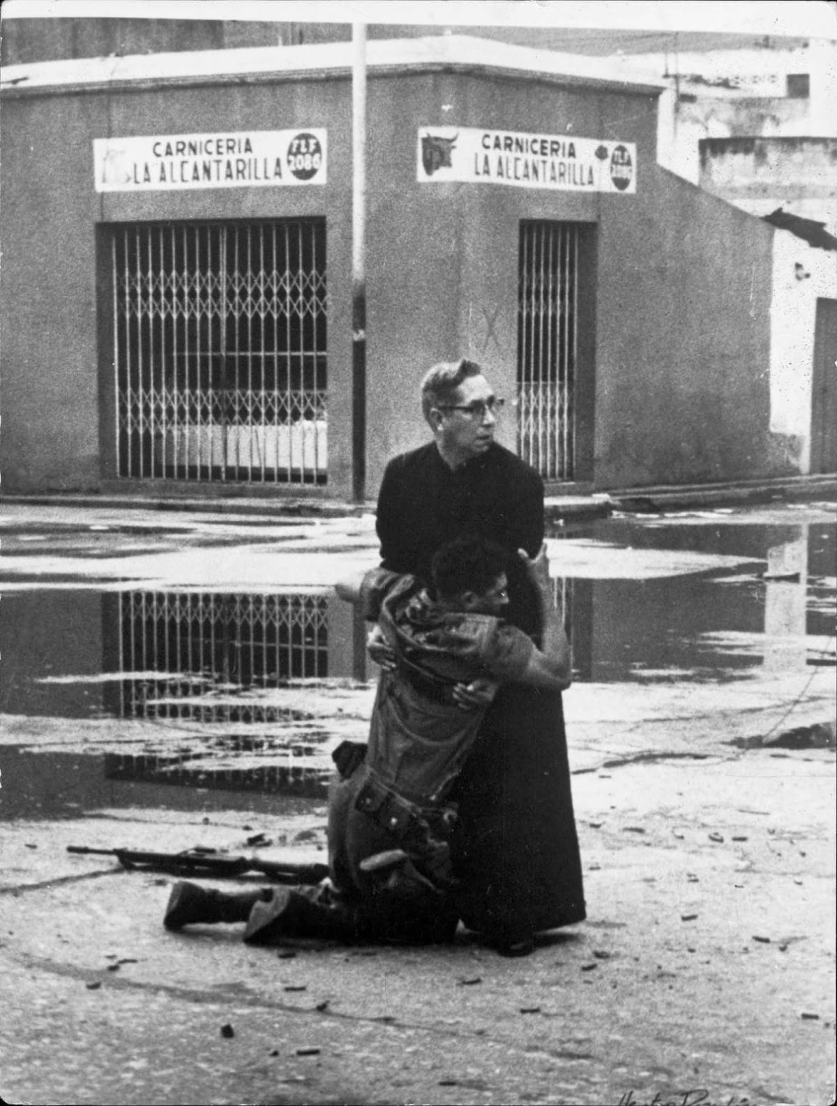 Priest's Courage in Crisis: Héctor Rondón Lovera's Iconic Shot